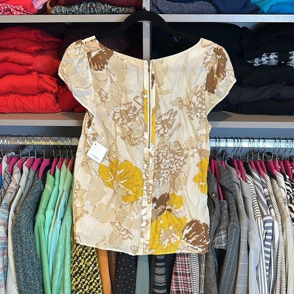 Halogen cream/yellow/brown floral cap sleeve pleated blouse size S NWT - Picture 3 of 3